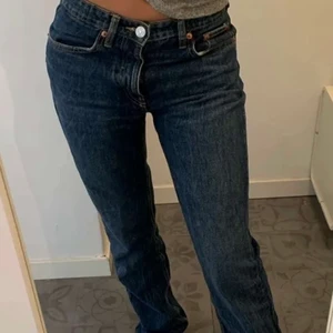 Jeans - Skit snygga jeans. Sitter som en smäck. Tyvärr lite för stora för mig. De är från weekday. Riktigt bra skick. Frakt tillkommer! 