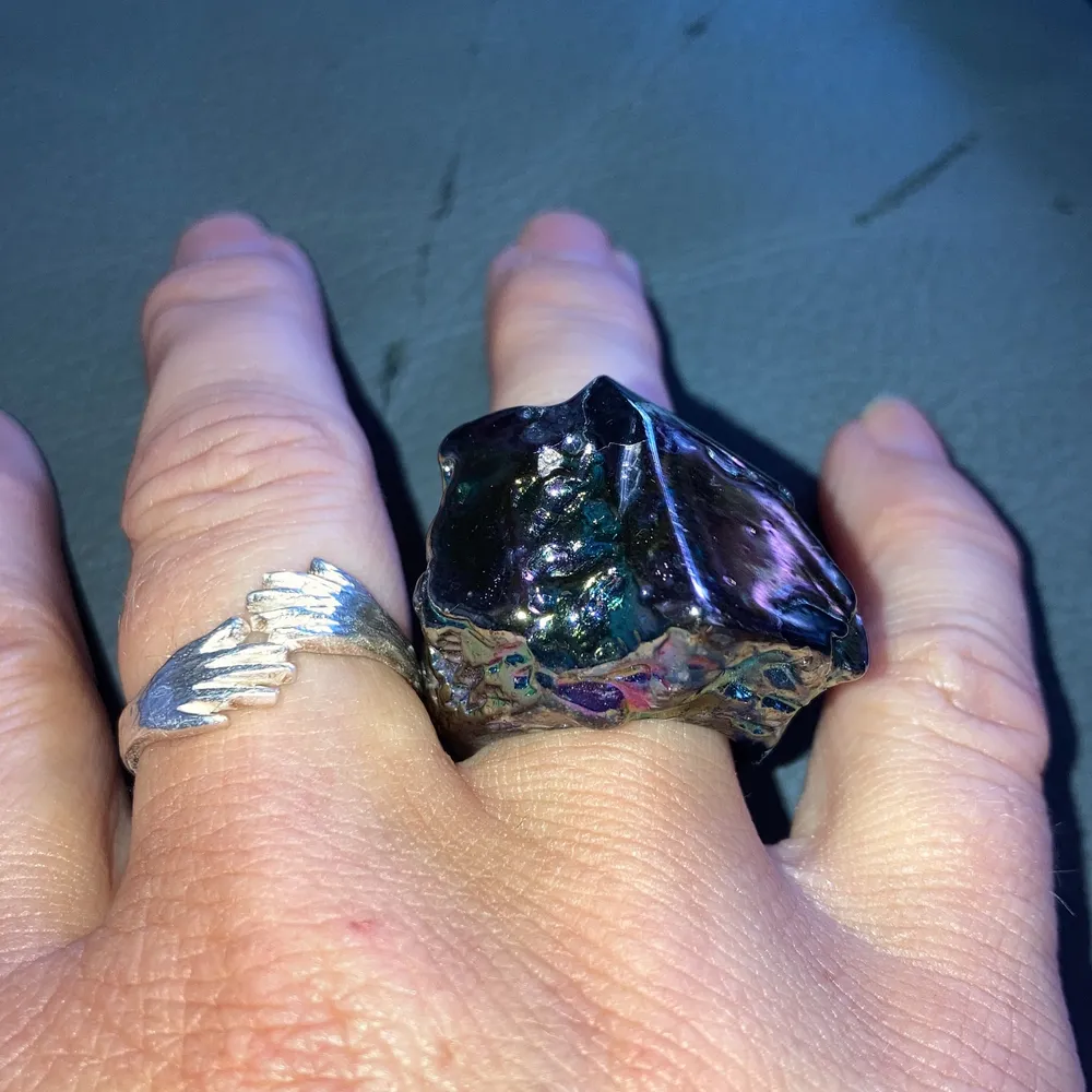 Så unik o cool ring som skimrar i regnbågsfärg. Stor och maffig. Väldigt unik. Storlek m/l 18,2 mm. Frakt tillkommer 15kr . Accessoarer.