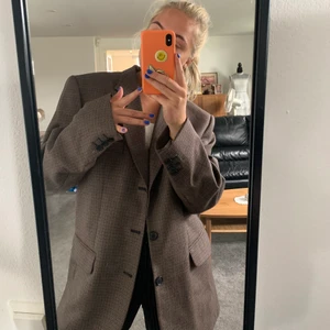 oversized kavaj - Äldre rutig oversized kavaj med små armpuffar och många detaljer🤩 både bröstficka och två innerfickor!! Köpare står för frakt🥰 