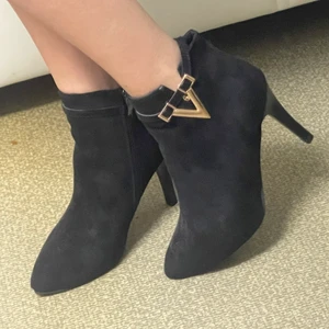 Sammet klackskor/boots  - Helt nya, aldrig använda. 