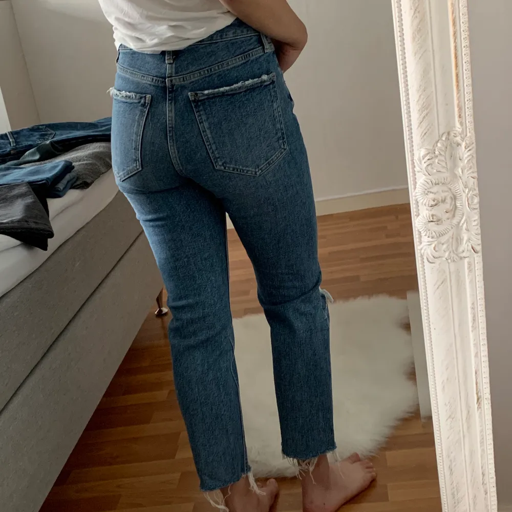 Ankellånga straight leg jeans från zara i strl 36 som inte kommer till användning. Är 165cm. Köparen står för frakt 66kr. Kontakta vid fler bilder och mått💗. Jeans & Byxor.