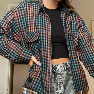 Skjortjacka - Säljer denna snygga skjorta/jacka köpt på beyond retro. En gammal favorit som tyvärr inte längre används. Skriv om du är intresserad! 150kr + frakt eller bud! 