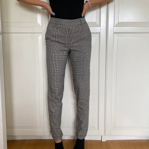 Coola byxor! - Aldrig använda byxor! Mjukt material och stretchigt runt midjan. Byxorna sitter såhär på mig som är S och 167. Köpare står för frakt. 🖤