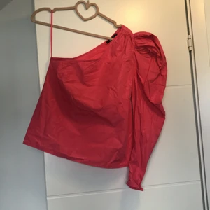 One shoulder blus - Jätte fin blus med one shoulder.