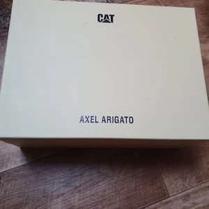 Axel Arigato skor - Säljer min äkta Axel arigato skor för att jag behöver lite snabba pengar. Allt är kvar i kartongen inga skador på den eller skorna:) Vet inte säkert vad frakten kommer ligga på