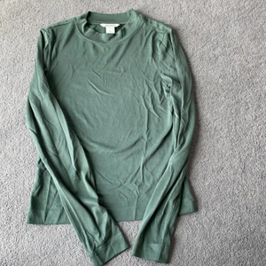 Tunn topp från Monki stl XS - Tunn och skön topp från Monki, använd ett fåtal gånger. Har tre små märken i tyget, se bild. Djur- och rökfritt hem