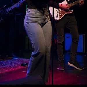 Wide leg jeans - Wide leg byxor från H&M  Liten i midjan men passar perfekt i höfterna, längden är ideal om du har långa ben😊Kan skicka mer bilder om önskad! 💞