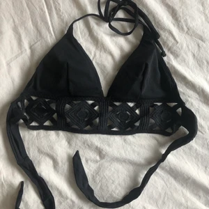 Svart bikinitopp, Strl 36, H&M - Jättefin svart bikinitopp, storlek 36. Aldrig använd. Knyts själv i rygg och nacke. Jättefint mönster under brösten. Frakt tillkommer på 24kr💓