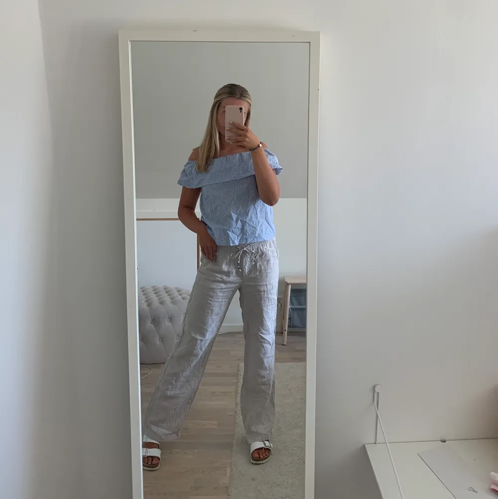 Randig off shoulder blus ifrån h&m 😇😇 Kan användas på många olika sätt (off shoulder, one shoulder, no shoulder). Blusen är i mycket bra skick! Storlek 36, men bör passa både mindre och större storlekar då det är resår.  . Toppar.