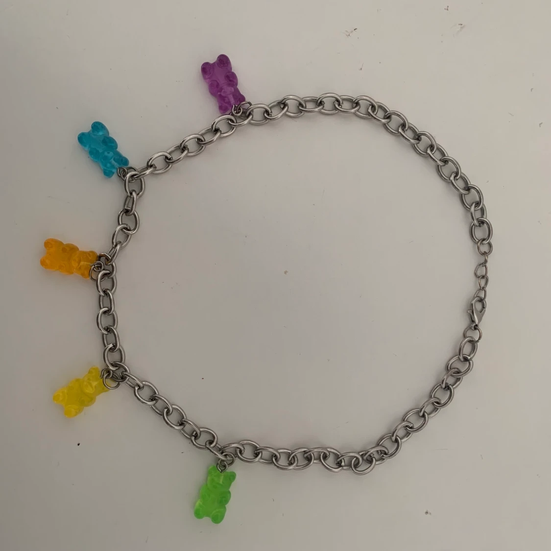 säljer detta gummibjörnshalsband! 