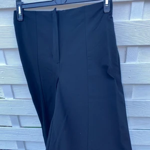 Kostymbyxor  - Helt oanvända kostymbyxor, stretchiga och väldigt skönt material. Byxorna sitter tajtare över låren och går ut mer längre ner på benet. Köparen står för pris+frakt🥰