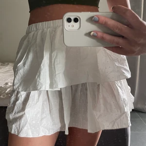 Fin volangkjol - Jättesöt kjol som är helt oanvänd (!!) 🤍 Köparen står för frakt! 