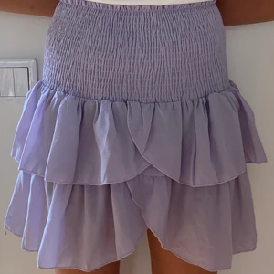 Neo noir kjol - Carin skirt i lavendel. Nästan oanvänd. Inköpspris 399kr.