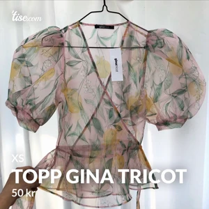 Topp från Gina Tricot - läs texten i min bio innan ni skickar massa frågor! snabba, direkta och krångelfria köp prioriteras! säljer ut massa från min garderob till ett billigt pris, pruta ej! fast fraktpris! önskar du däremot köpa flera av mina kläder kan jag skicka detta i samma paket för fraktpriset av en! 