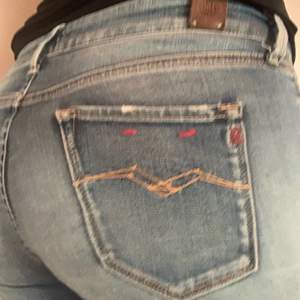 Sviiinsnygga jeans från replay! Lappen med storlek är avklippt men passar en storlek S.