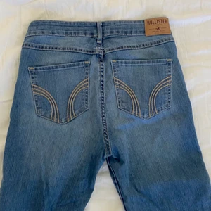 Hollister Jeans - Jeans från Hollister med några slitningar på benen. Väldigt stretchiga så passar nog större storlekar och de är långa i benen! Sparsamt använda! Kan bli budgivning!! 💕💕