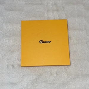 BTS - Butter - Cream Version  - Köpt från Weverse, helt i nyskick bara uttaget ur paketet. Photocard och folded message card inte inkluderat. Därav priset - 166 kr med inkluderad frakt. Frakten är 66 kr och spårbar, albumet 100 kr. Hör av dig om du är intresserad att köpa! 