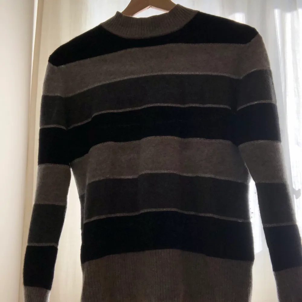 Härlig kaschmir tröja (äkta) i svart och grått som passar perfekt till hösten🖤🖤 Skriv för fler bilder. Tröjor & Koftor.