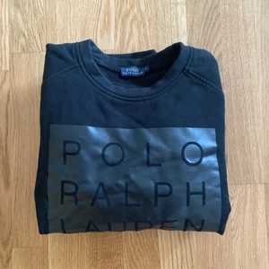 Sweatshirt från Polo Ralph Lauren - Svart sweatshirt från Polo Ralph Lauren. Det är svart tryck på svart tröja, därför är det lite svårt att få med på bild. Det är alltså mer diskret i verkligheten, ungefär som på bild 2. Superskönt material, mjukt och lite tjockare. Storlek S. Använd fåtal gånger och är väldigt försiktigt använd, därav mycket gott skick. Köparen står för frakten. Skriv om det är några frågor🥰 Pris kan diskuteras.