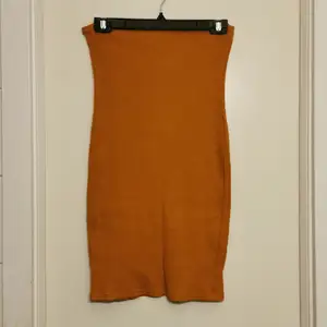 Detta är egentligen en tubklänning från hm men jag har använt den som en kjol. Ja är ca 168 och om ja har den som klänning går den lite mer över knät (se bild 2) men den funkar utmärkt som en basic lång tajt kjol! Kjolen är strl M. Köpare står för frakt💕