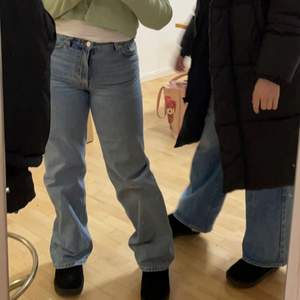 Säljer mina jättefina monki jeans. Köpte dom i vintras o använt några få gånger för råkade köpa fel storlek. Storlek 26/S de är lite långa är 160cm☺️ jag står för frakten❤️ 