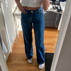 Yoko - Monki jeans  - Snygga jeans som säljs pga 0 användning. Köparen står för frakten (som tillkommer) och betalning sker via swish. Skriv för fler bilder samt frågor.