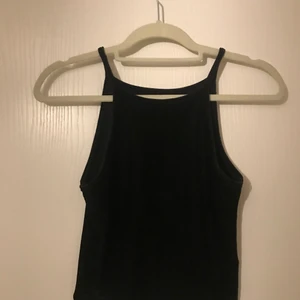 Tanktop från BIKBOK - Fin tanktop i storlek XS från BIKBOK. Skönt sammetstyg, säljer för 20kr plus frakt.