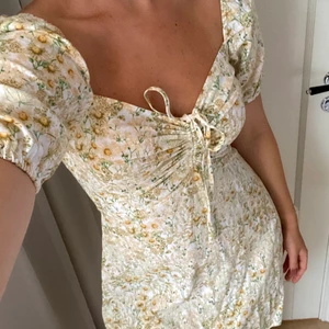 Klänning - Somrig klänning från H&M som aldrig kommit till användning.