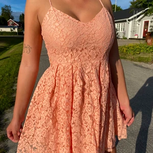 Söt Klänning i spets  - Söt klänning i spets från hm använd ett fåtal gånger 👗🦢🎀
