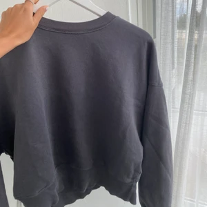 grå sweetshirt - perfekt sweetshirt till allt ifrån sena sommarkvällar till kommande hösten!! Använd 1 gång 