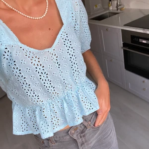 Ljusblå topp från Gina Tricot ✨ - Jättesöt topp från Gina Tricot i storlek small/36. Använd endast en gång, finns inget att anmärka på 💛🤍