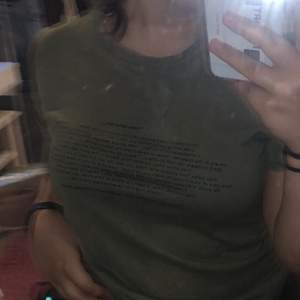 En superfin militärgrön t-shirt med text, storlek M. Knappt använd. Köpt för 200, säljer för 100