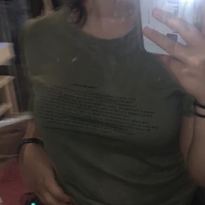 Militärgrön t-shirt med text - En superfin militärgrön t-shirt med text, storlek M. Knappt använd. Köpt för 200, säljer för 100