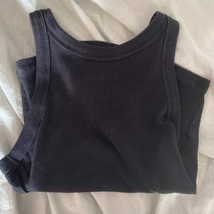 Basic svart linne från gina tricot💕 storlek S, använd fåtal gånger