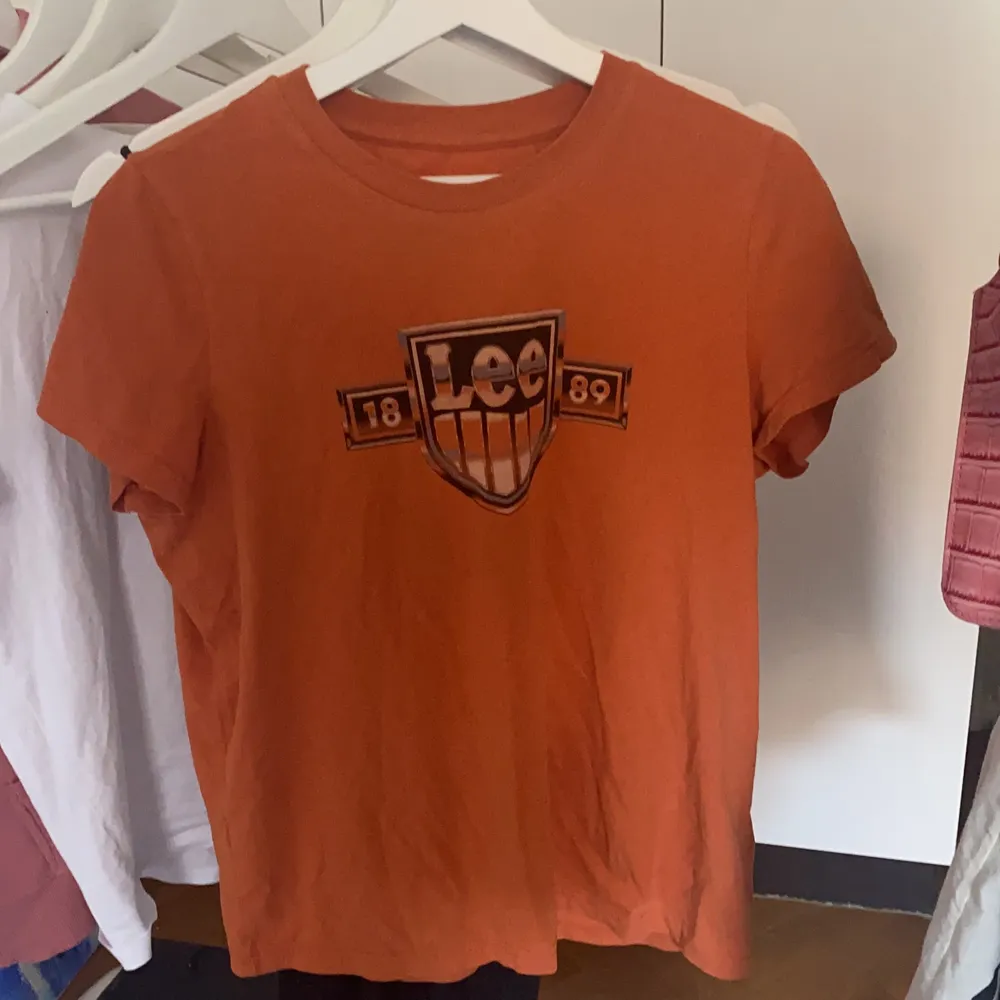 Orange lee T-shirt i usa trucker stil, storlek S. Jag kan mötas upp i Eskilstuna annars står köparen för frakten 🌟❤️. T-shirts.