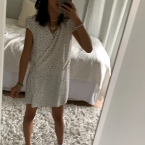 Klänning från Lindex  - Säljer denna klänning från Lindex! Bara används ett par fåtal gånger och är i bra skick! Det är shorts under men det ser ut som en klänning. Kom privat för frågor eller fler bilder!!!💕