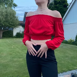 Off shoulder tröja - En fin off shoulder tröja, använt några gånger men är fortfarande i bra skick. Säljer den då den tyvärr inte är min stil längre. Köparen står för pris+frakt🥰