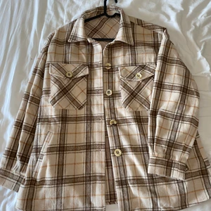 Rutig tjock skjorta🌼 - En tjock skjorta som kan användas som en tunn jacka☀️Det är inte flanell utan något tjock material! Aldrig använd men knapparna har jag bytt och sytt på. Det är lite superlimm under dom så dom ska hålla. Det är inget som syns❣️