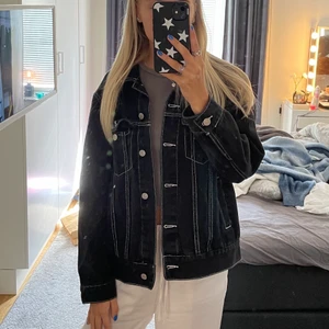 Svart jeansjacka - Supersnygg svart jeansjacka med vita söm detaljer. Knappt använd o i fint skick! Köpt från Zalando för 2 år sen. Storlek Xs men passar även S/M för den är lite oversize💖