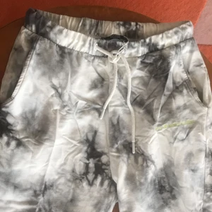 Sweatpants - Gråvita sweatpants marble från Bershka. Knappt använda. Jättesköna men för korta för mig som är 178.