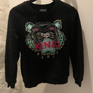 Kenzo  - Jättefint skick! Strl M men jag är en xs-s och den passar mig. Inte mycket använd, nypris cirka 4000kr. 