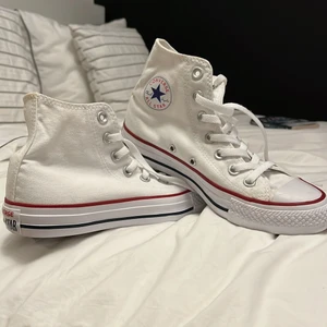 Converse, vita strl 36,5 - Vita converse som endast är använda ett fåtal gånger. De är i väldigt fint skick, nästan nyskick bortsett från några pyttesmå gråa fläckar. Köpta för 750kr men säljes för 400kr.