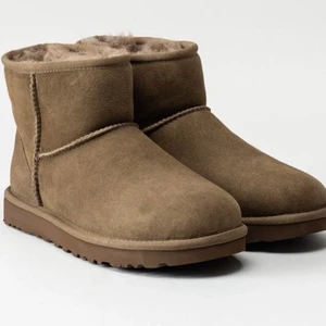 Uggs - Äkta uggs säljer jag nu för att den inte kommer till andvöndning Nyskick  Använt två gånger bara sen inte kommit till användning💞köpt för 2000