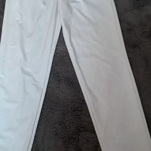 Storlek L  - Snygga ”kostym” byxa😍  storlek L men jag som är s/m kan ha dessa. 