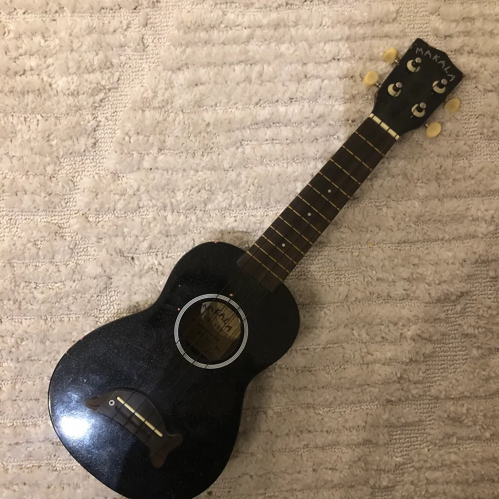 En ukulele som jag aldrig spelar längre och bara varit i mitt rum så säljer den till någon som vill ha den och använder den❤️❤️. Övrigt.