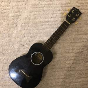 En ukulele som jag aldrig spelar längre och bara varit i mitt rum så säljer den till någon som vill ha den och använder den❤️❤️