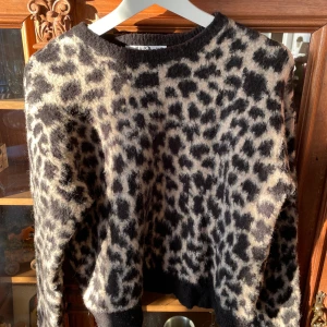 NA-KD stickad tröja - Mysig tröja i leopard print🐆