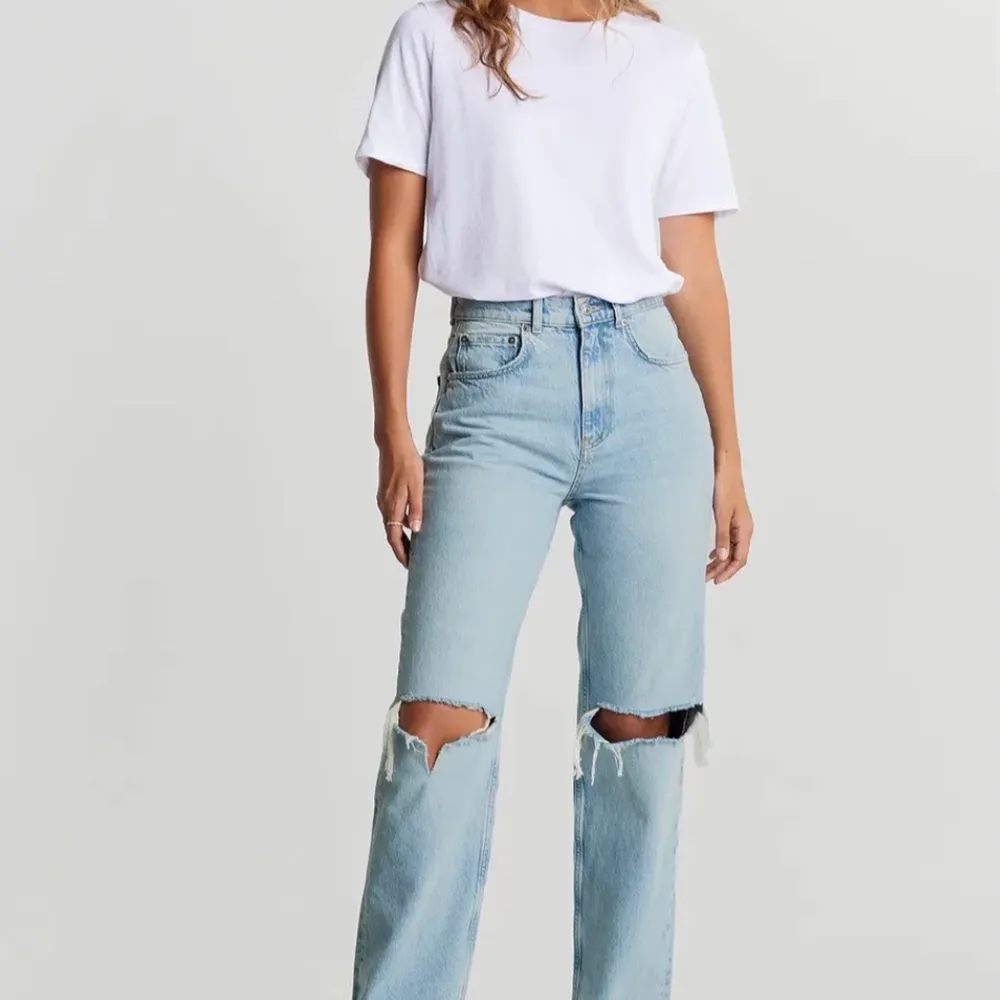 🌸 90s high waist jeans från Gina, helt oanvända med prislapp kvar. Säljes pågrund av fel storlek, nypris 499kr. Köparen står för frakt om det önskas. . Jeans & Byxor.