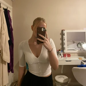 Vit topp🤍 - Säljer en vit topp från ASOS i storlek S, passar perfekt för någon med en kupa på A-B. Köparen står för frakten. Köptes för 179kr och är använd två gånger🤍