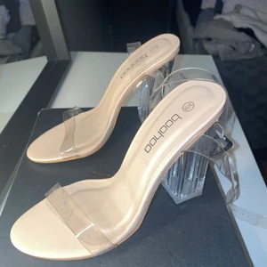 Klackar. - Oanvända klackar från boohoo. Clear heels. 